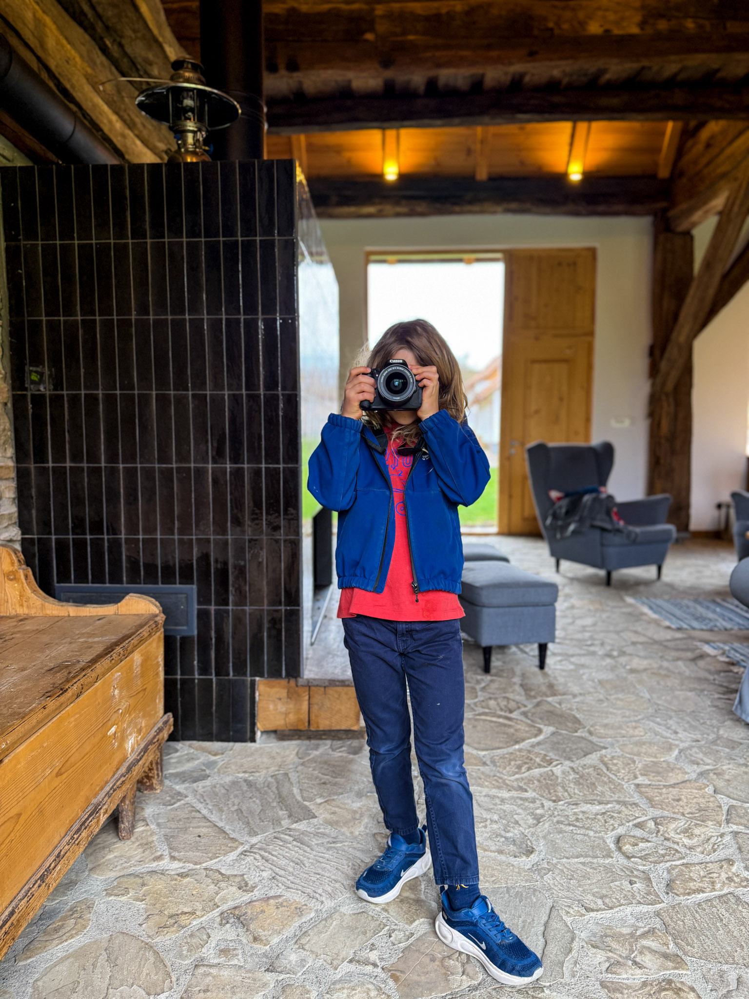 copil care face fotografii