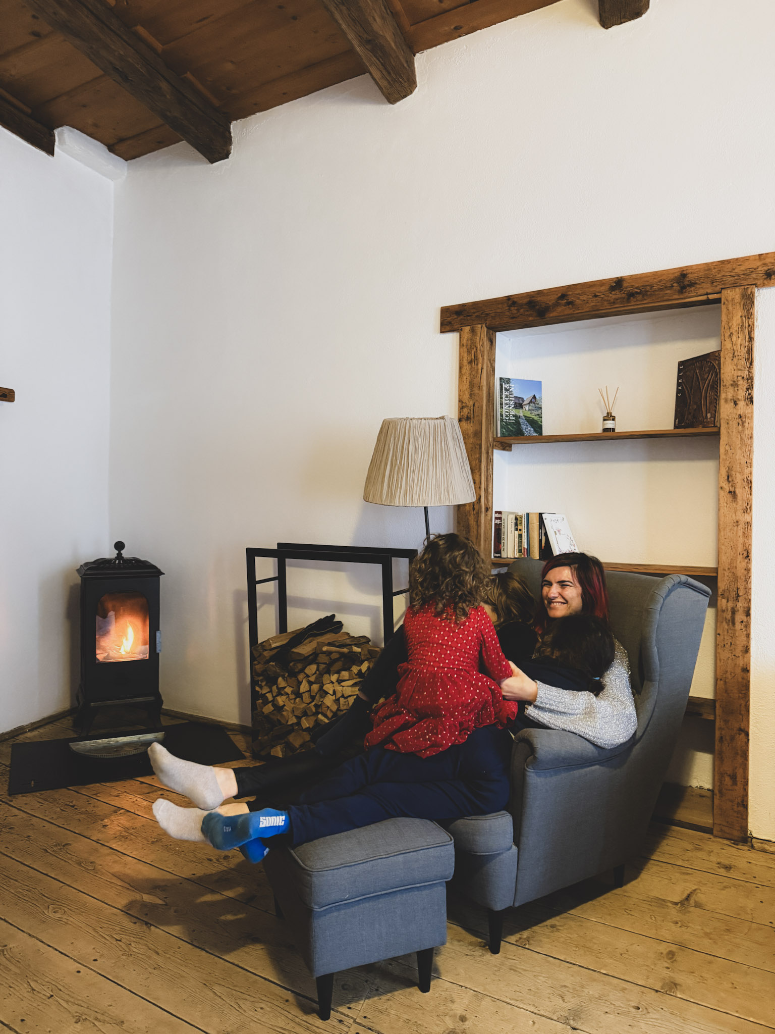 Illustration of a mother with 3 kids at Mesendorf Gasthaus