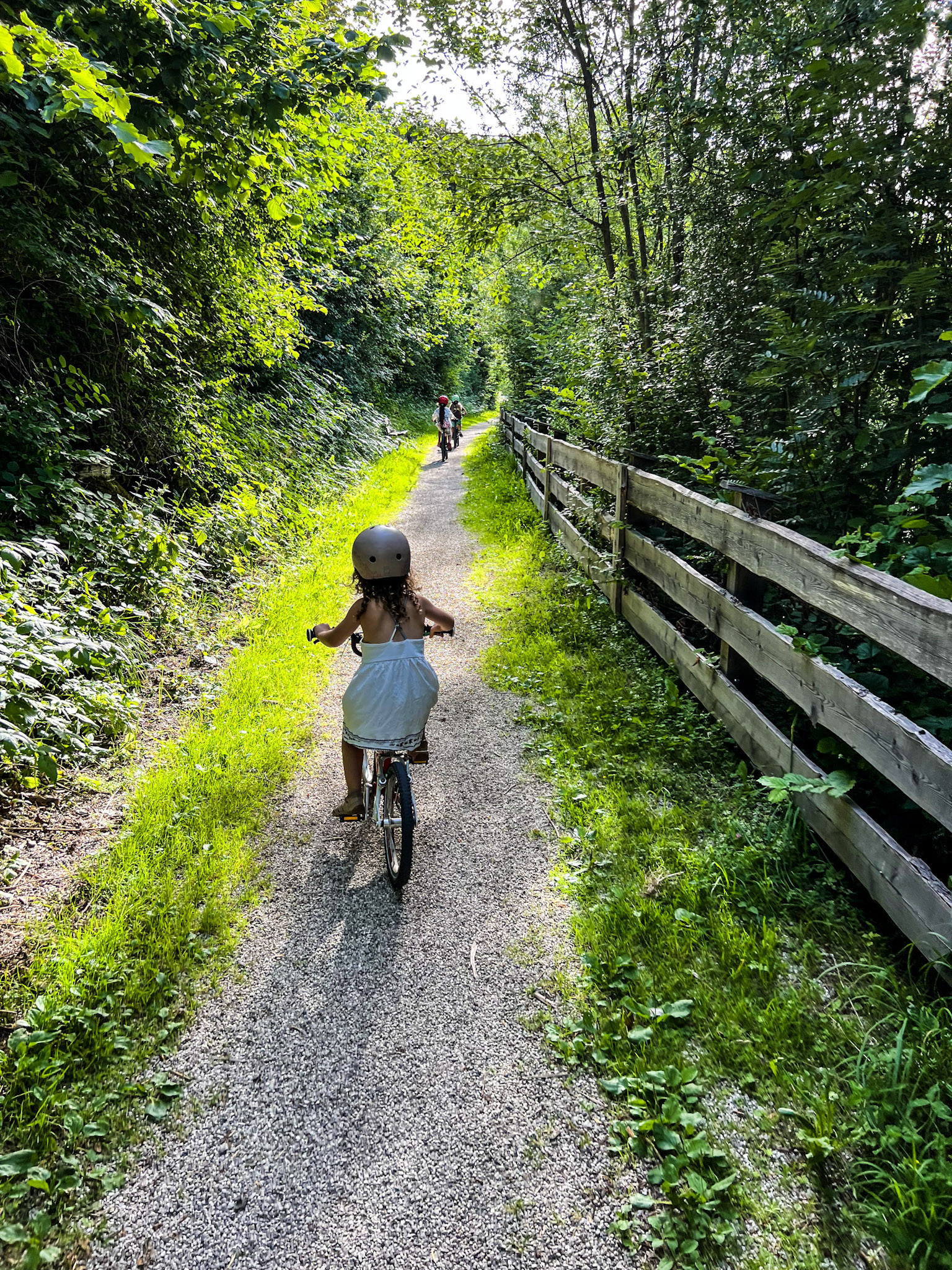 fetita mica pe bicicleta pe langa Rienz