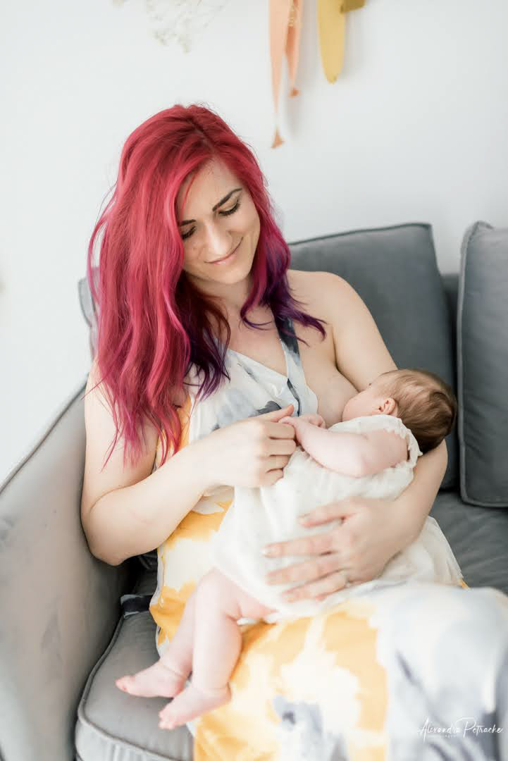 mama alaptand bebelus