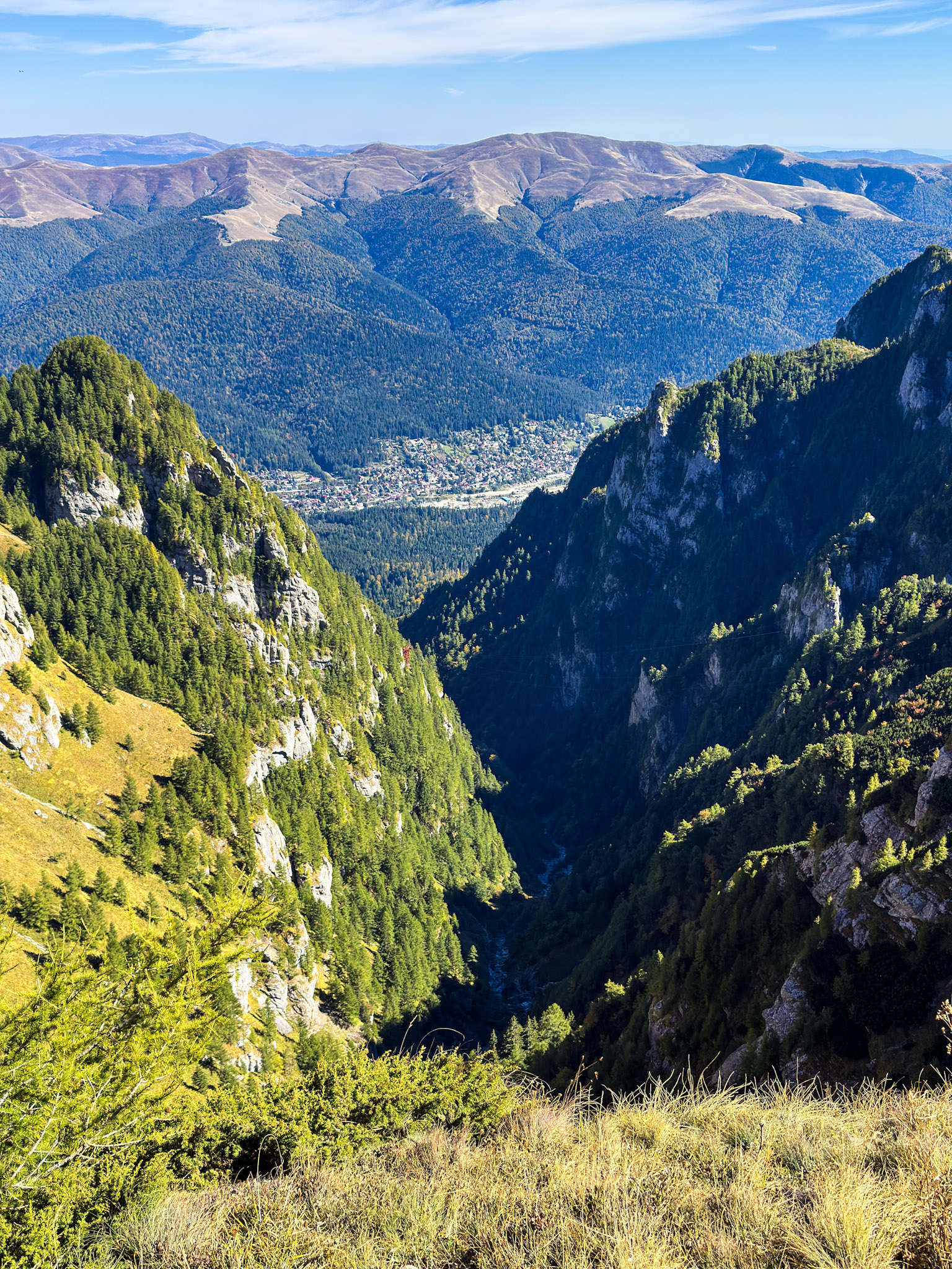 Vedere de sus de la Cabana Caraiman spre orașul Busteni
