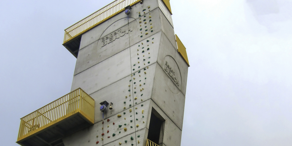 Mombarg Beton - maatwerk prefab beton oplossing voor klimtoren op Beldert Beach