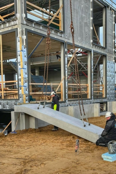 Mombarg Beton Nieuwe kantoor Plaatsen buiten trap 01