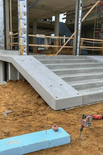 Mombarg Beton Nieuwe kantoor Plaatsen buiten trap 02