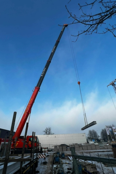 Mombarg Beton nieuwbouw - lossen stalen balken