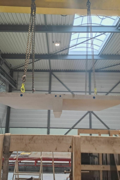 Mombarg Beton nieuwbouw - prefab wanden vliegen door de fabriek