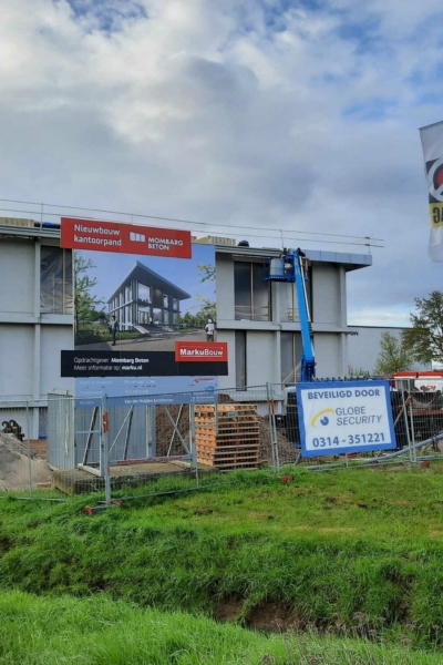 Mombarg Beton nieuwbouw kantoor Montage dakrand