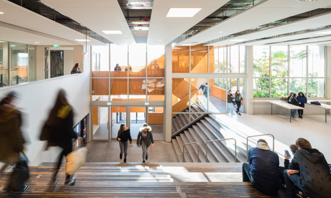 Mombarg Beton - maatwerk prefab betontrap voor Vakcollege Tilburg Mombarg Beton - maatwerk prefab betontrap voor Vakcollege Tilburg