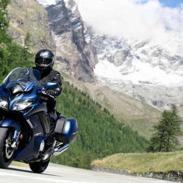 2020-Yamaha-FJR1300AE-EU-Phantom_Blue-Action-003-03