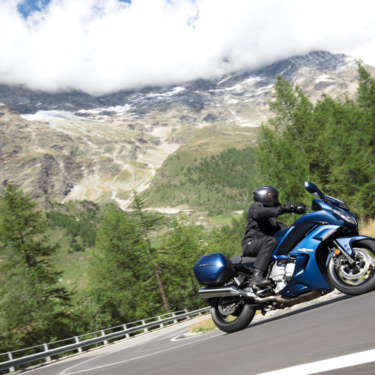 2020-Yamaha-FJR1300AE-EU-Phantom_Blue-Action-002-03