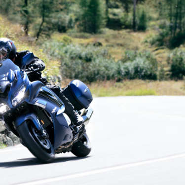 2020-Yamaha-FJR1300AE-EU-Phantom_Blue-Action-004-03