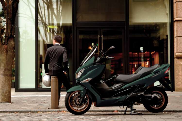 Nieuwe-kleuren-en-prijsstelling-voor-de-Suzuki-Burgman-400