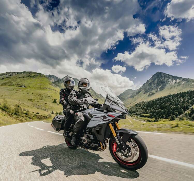 GSX-S1000GX_M6_Action_08