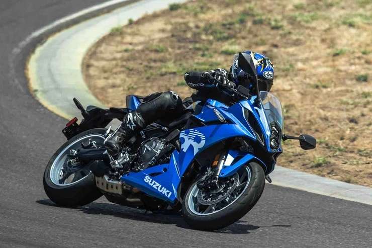 GSX-S1000GX en GSX-8R in de showroom | MotoPort