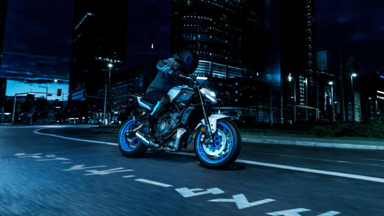 2025-Yamaha-MT07AS-EU-Ice_Storm-Action-006-03