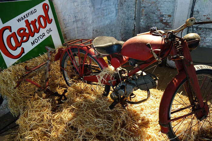 motorcycle-2090021_1280-small