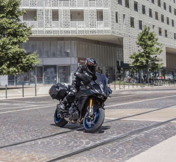 GSX-S1000GX_M6_Action_09