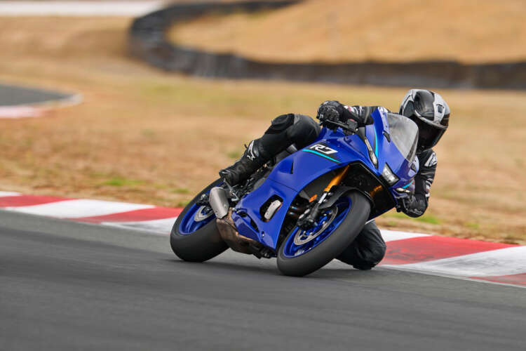 2026-Yamaha-YZF700R7-EU-Icon_Blue-Action-001-03