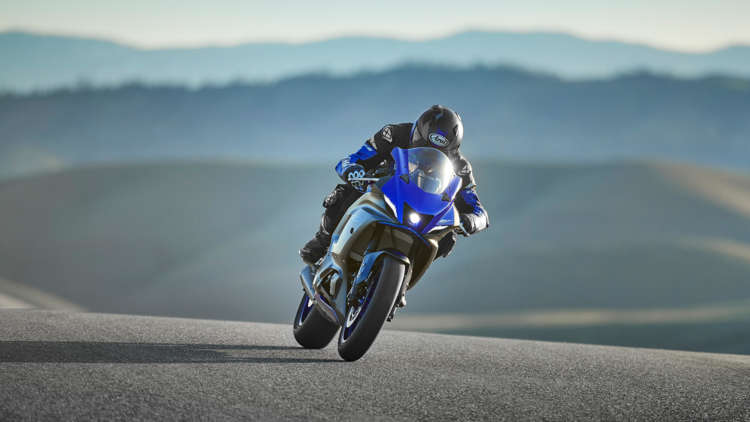 2022-Yamaha-YZF700R7-EU-Icon_Blue_-Action-006-03