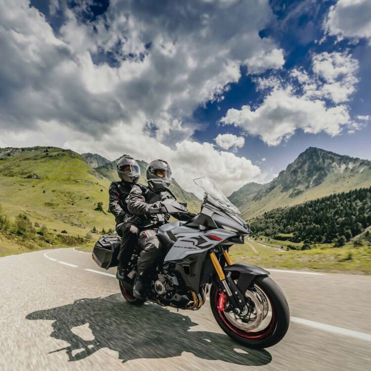 GSX-S1000GX_M6_Action_08