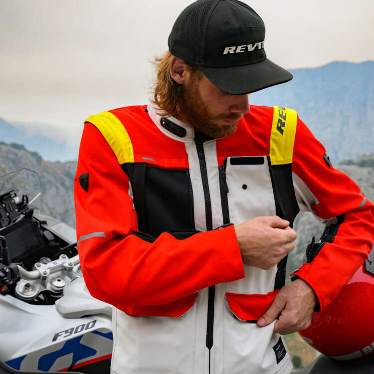 REVIT_ADV_Q4_2025_sRGB_300ppi_FINAL_MRG_0331