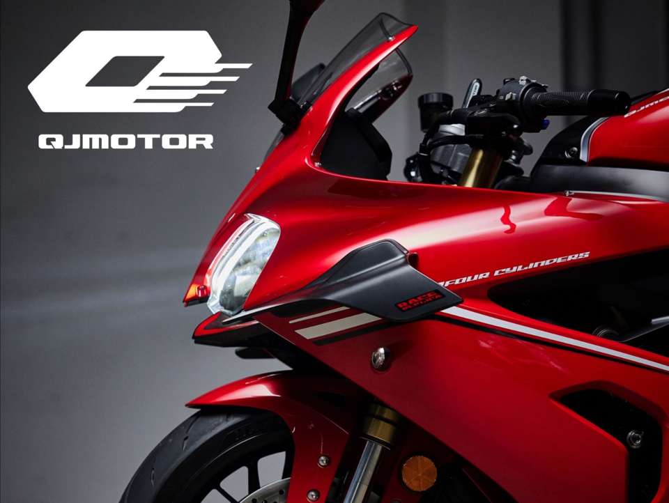 QJ Motor met logo