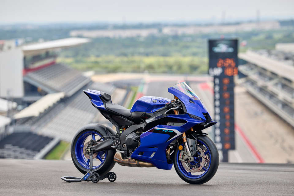 2025-Yamaha-YZF900R9-EU-Icon_Blue-Static-002-03