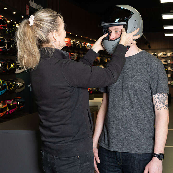 World of Helmets - juiste pasvorm - MotoPort.jpg