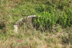 Рядом остатки колодца. Но вроде железобетонного.