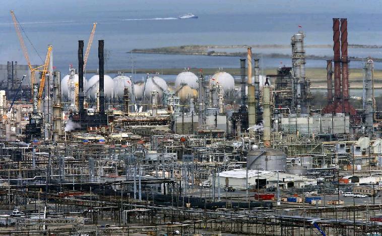 Explosion at Pemex de Agua Dulce, Veracruz, leaves 19 injured