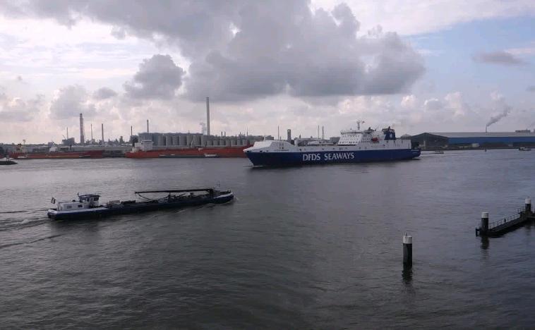 Houthi attacks put more oil on the water, boost Singapore bunkering