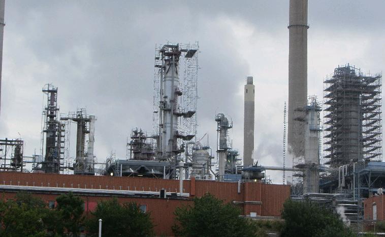 LyondellBasell intends to sell its Houston oil refinery quickly