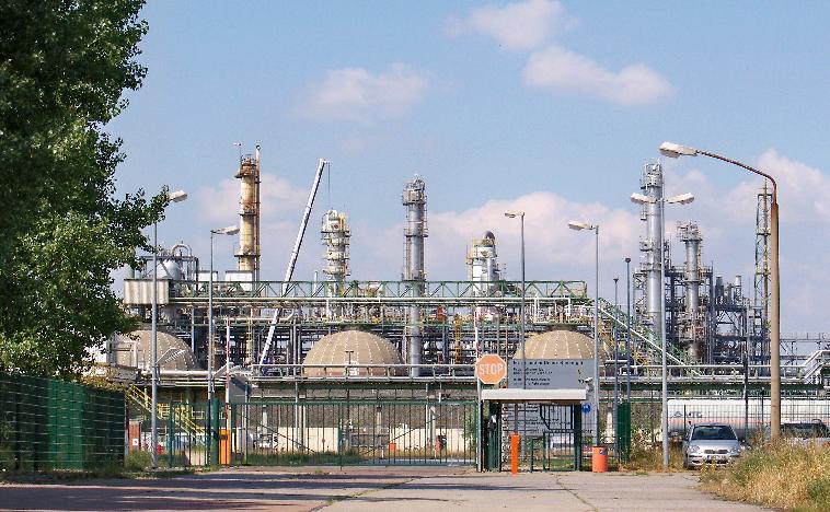 Japan's Eneos shuts crude distillation unit at Sakai oil refinery