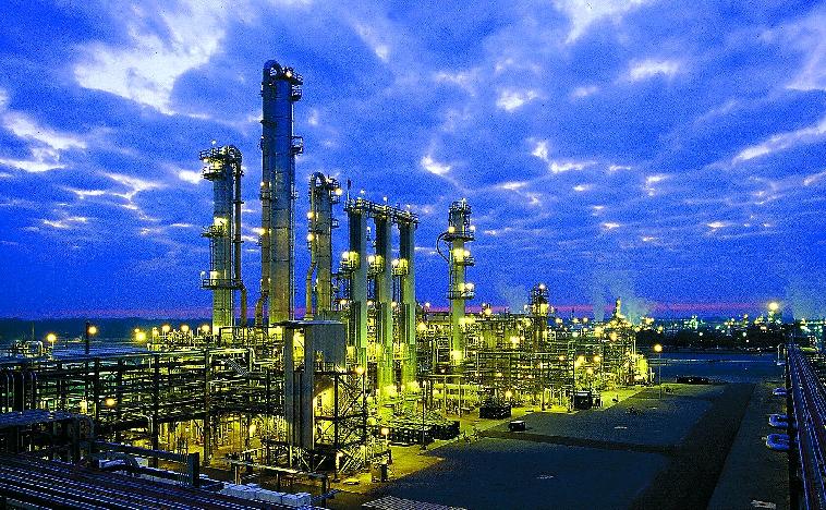 U.S. majors Exxon, Chevron post blowout earnings, ramp up buybacks