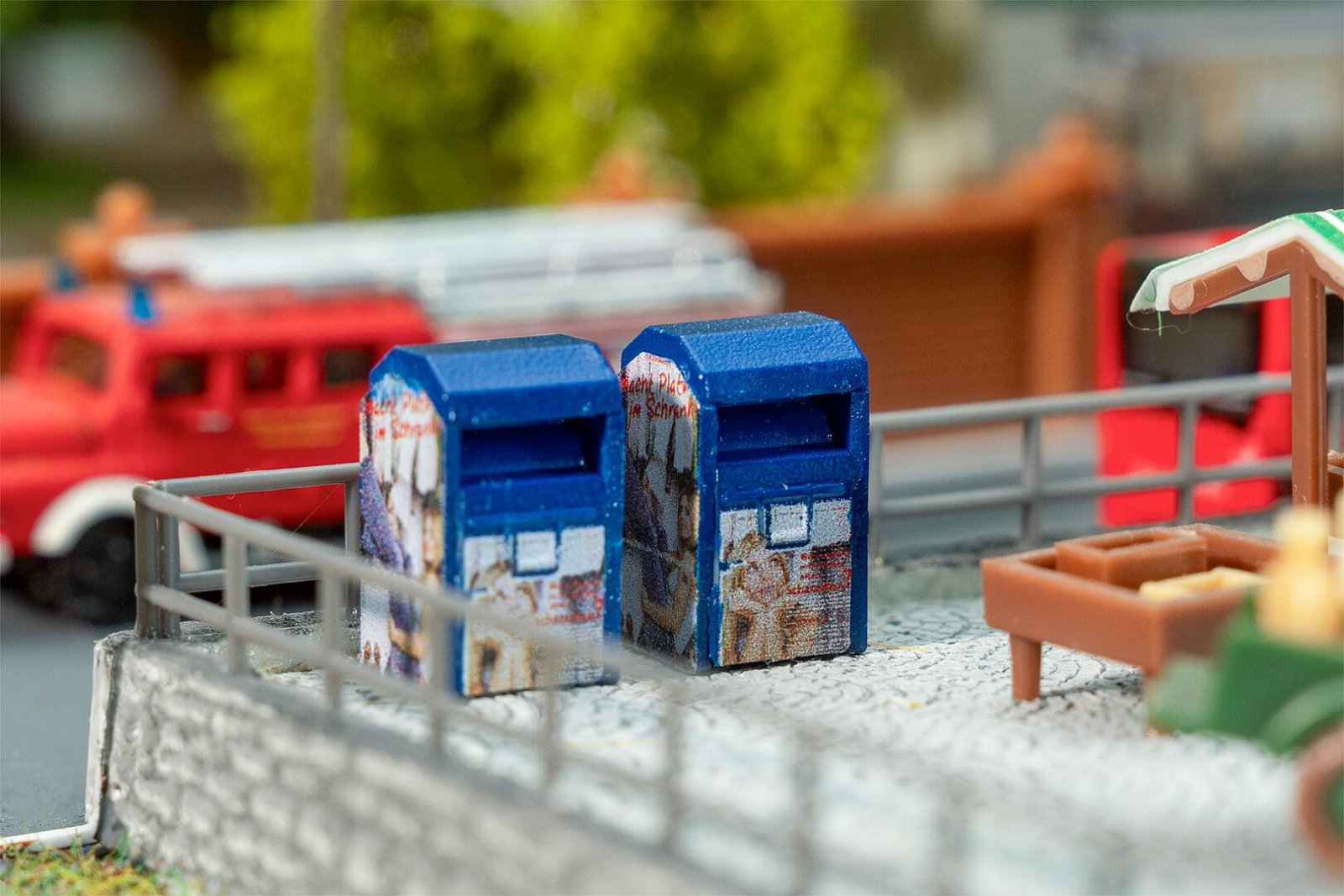2 Containers Voor Gebruikte Kleding