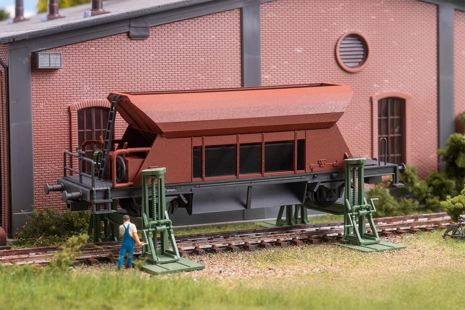 2 Spindelhebeböcke Mit Aufgebocktem Waggon