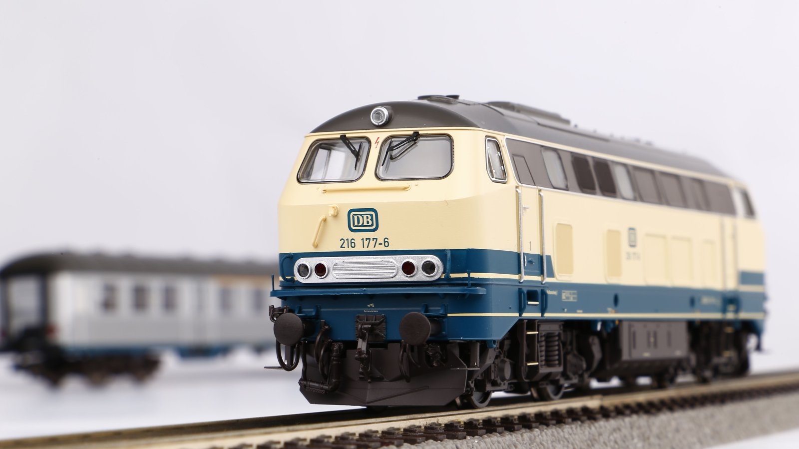Diesellok BR 216 beigeblau DB IV + DSS PluX22