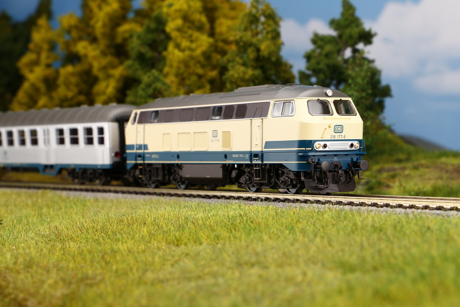 Diesellok BR 216 beigeblau DB IV + DSS PluX22