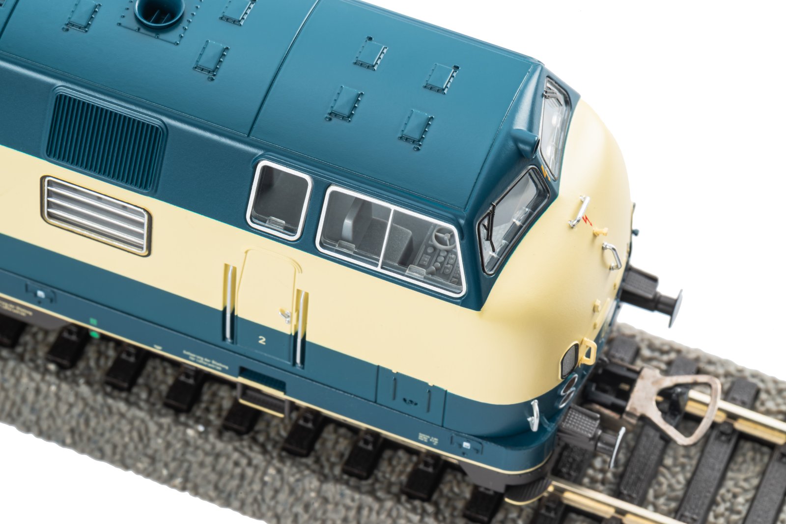 Diesellok BR 221 blau/ beige DB IV + DSS PluX22