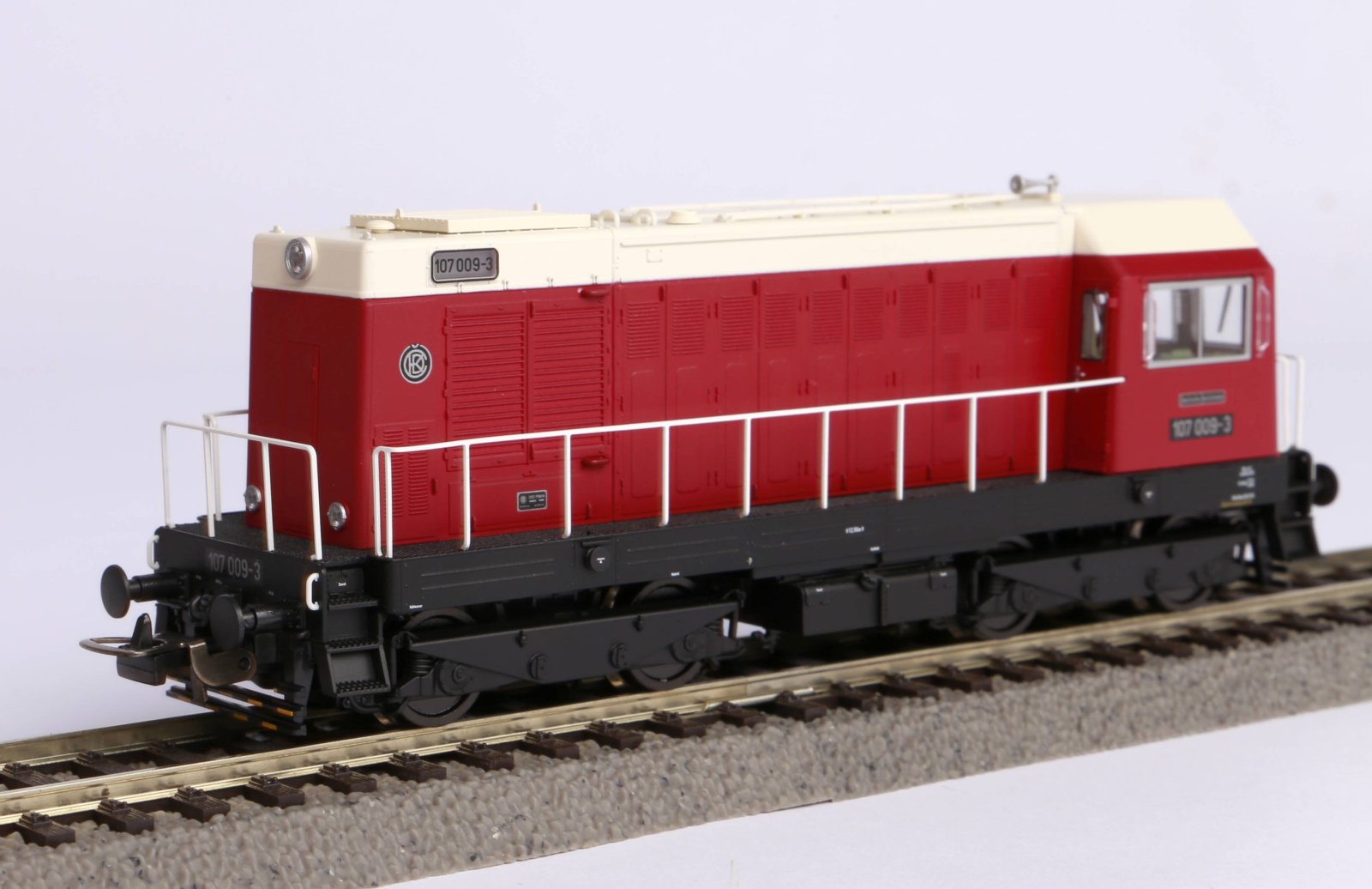Diesellok/Sound BR 107 DR IV + PluX22 Dec.