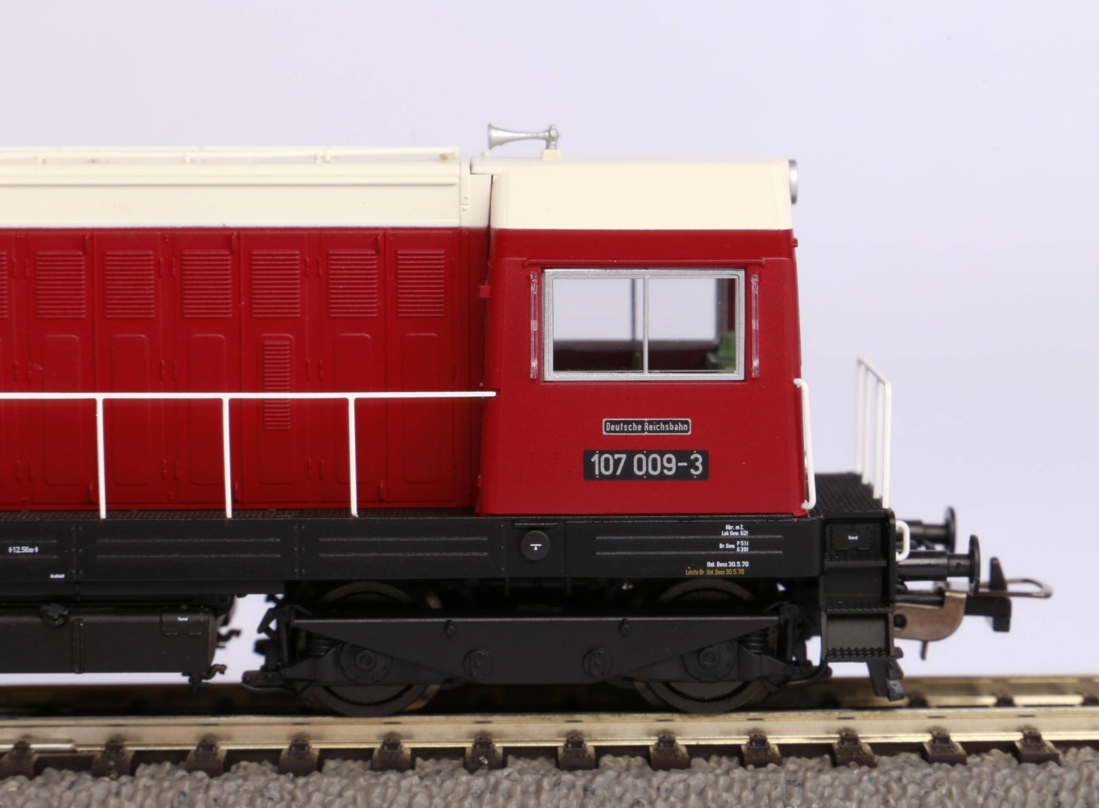 Diesellok/Sound BR 107 DR IV + PluX22 Dec.