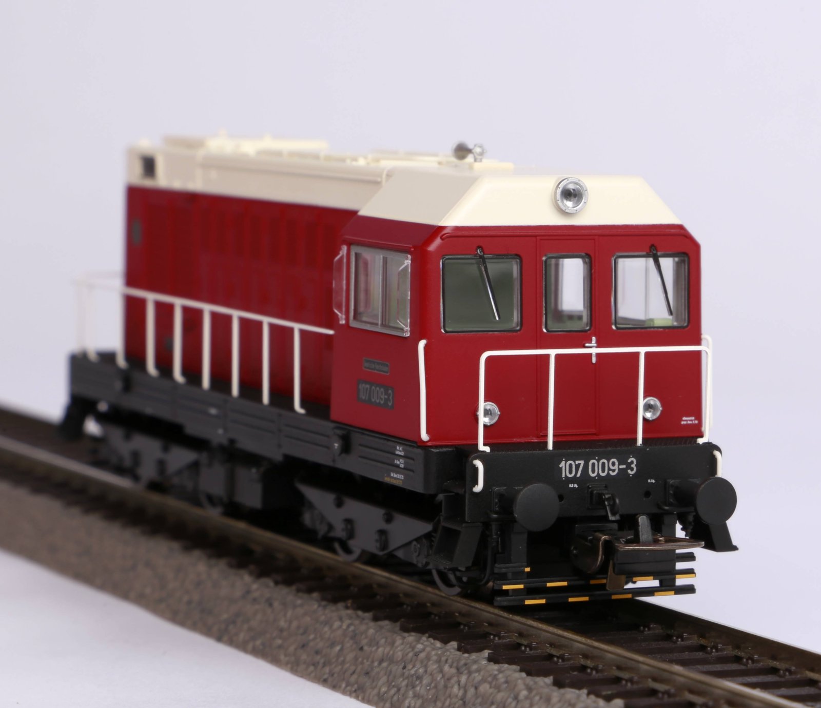Diesellok/Sound BR 107 DR IV + PluX22 Dec.