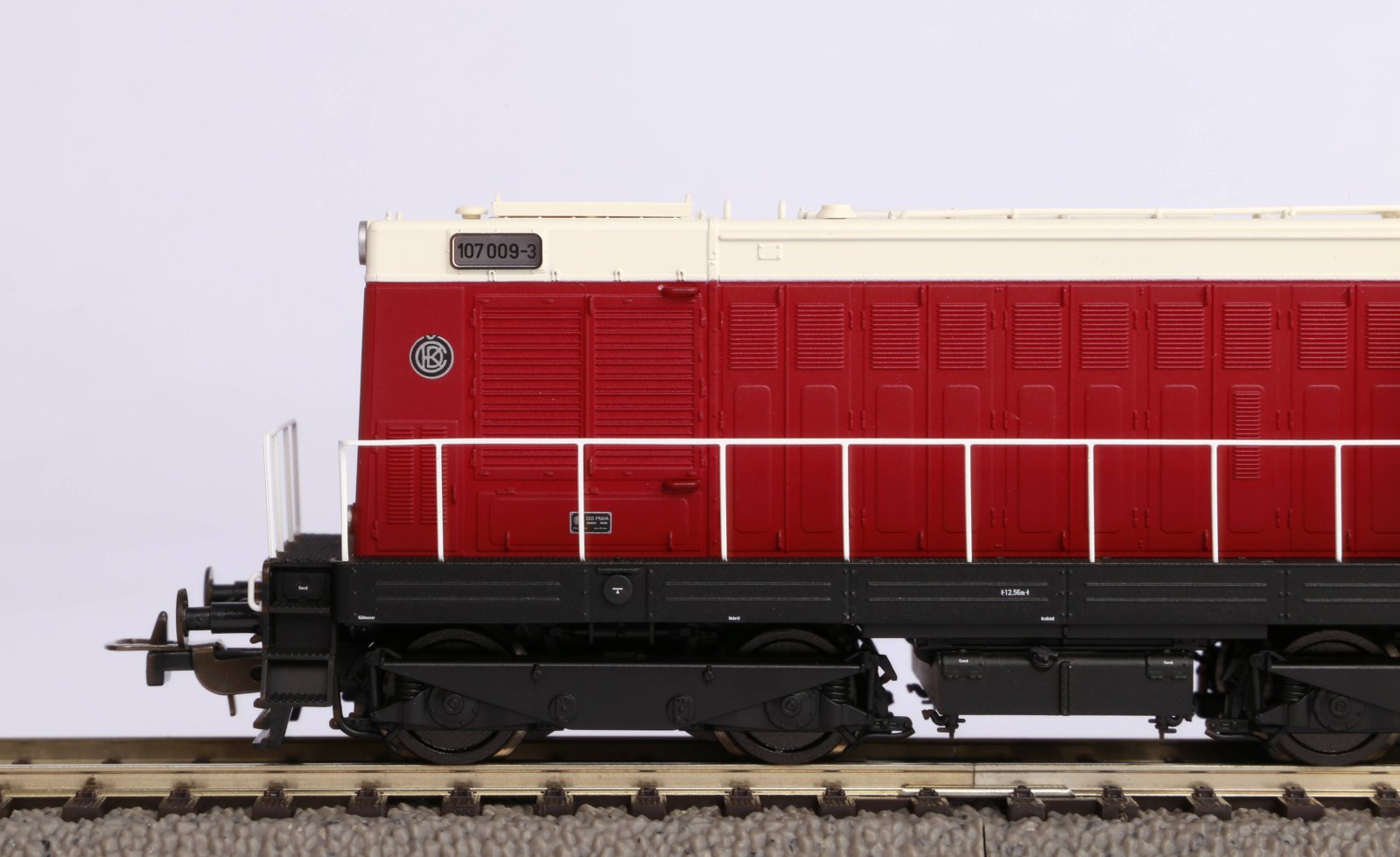 Diesellok/Sound BR 107 DR IV + PluX22 Dec.
