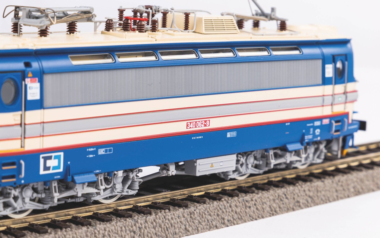 ~E-Lok BR 340 CD VI + PluX22 Dec.