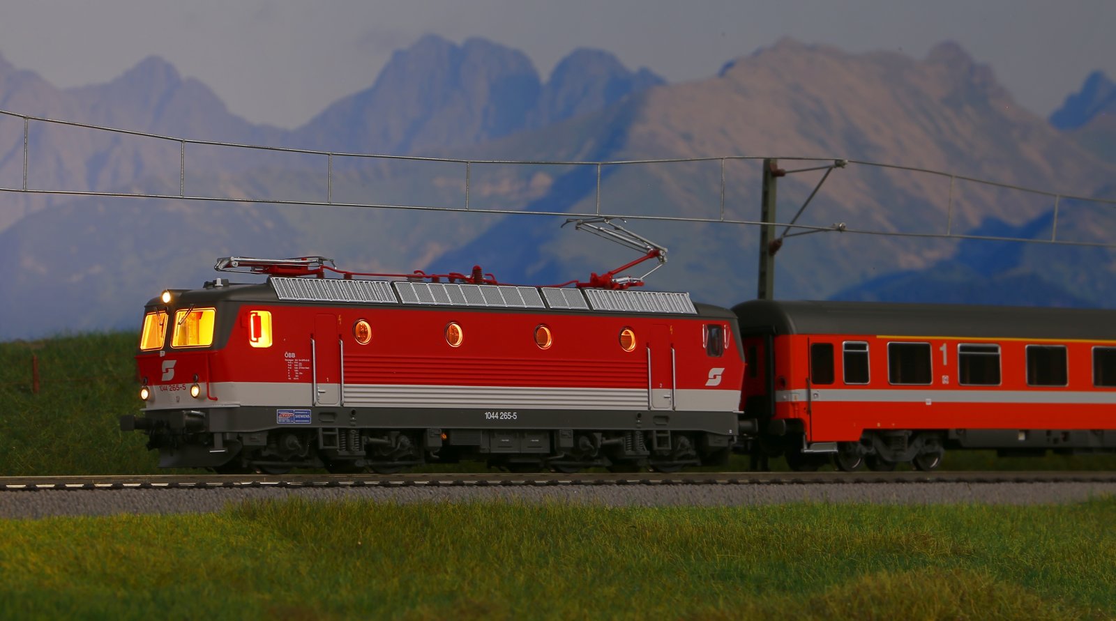 ~E-Lok Rh 1044 ÖBB IV + PluX22 Dec.