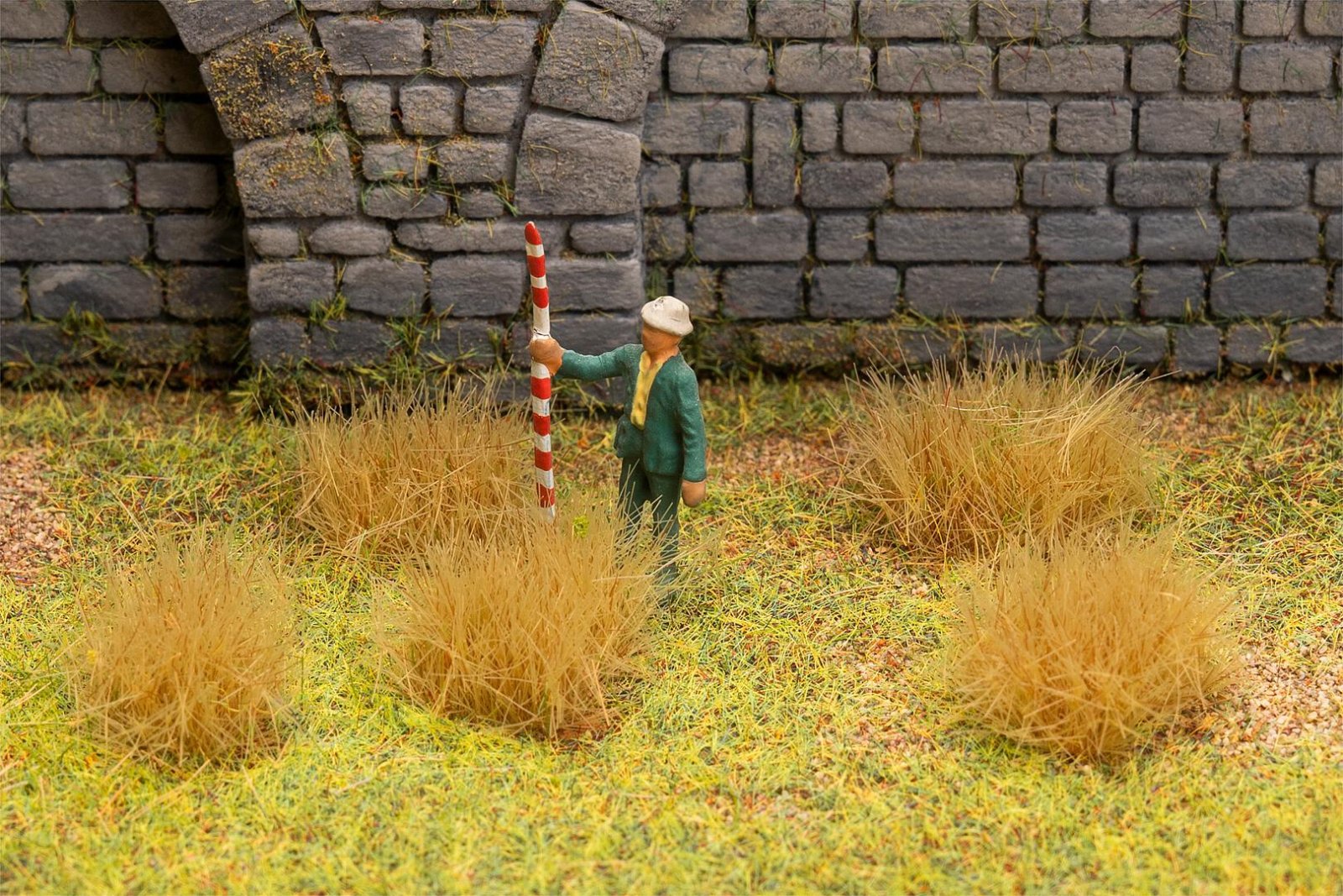 Große Grasbüschel, Beige