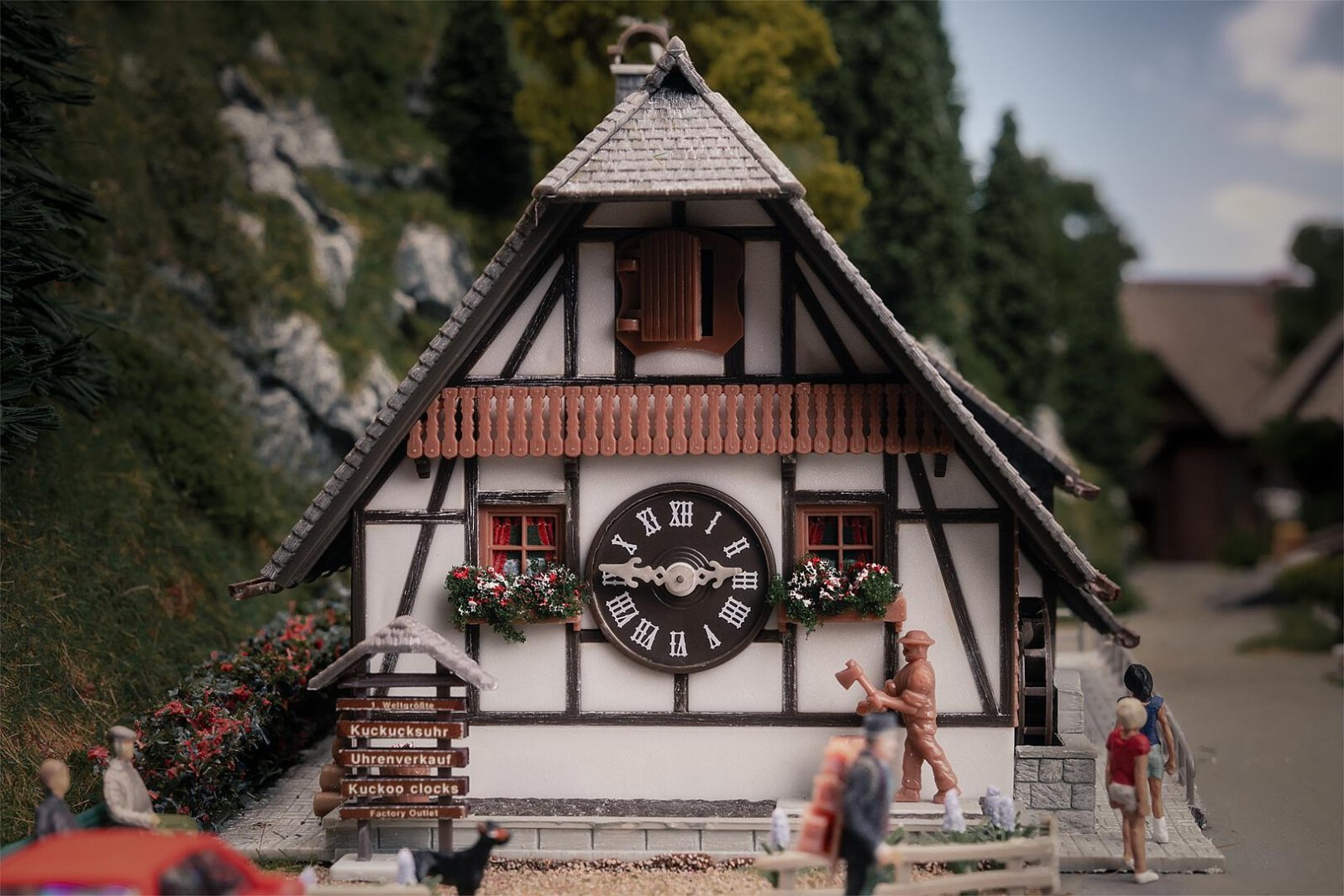 Jubiläumsmodell 1. Weltgrößte Kuckucksuhr Mit Figur