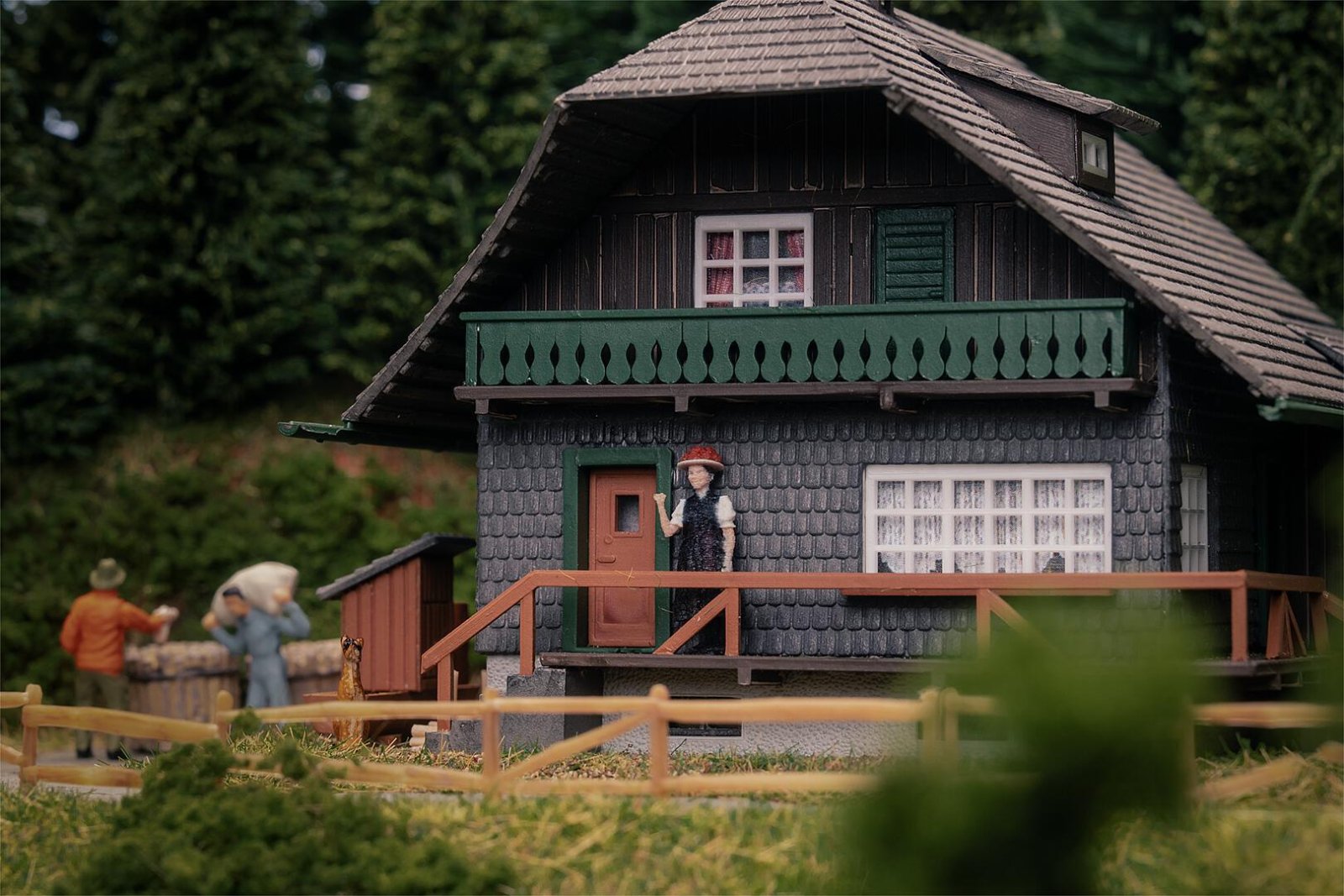 Jubiläumsmodell Schwarzwaldhaus Mit Figur