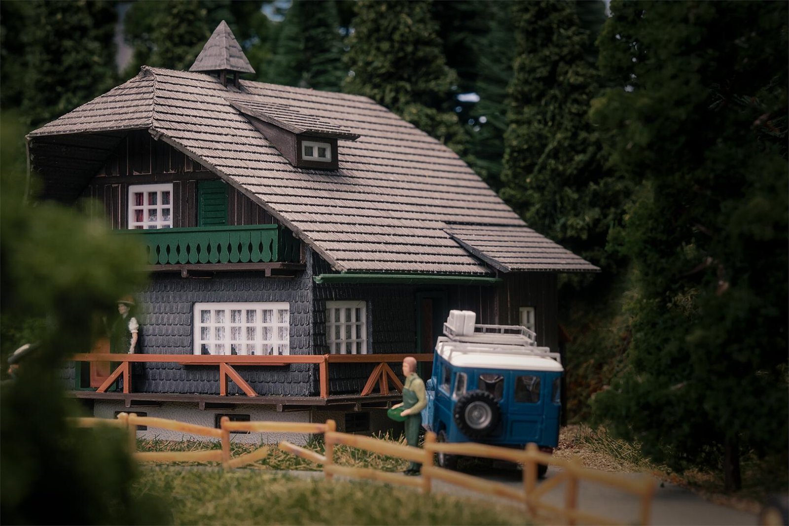 Jubiläumsmodell Schwarzwaldhaus Mit Figur