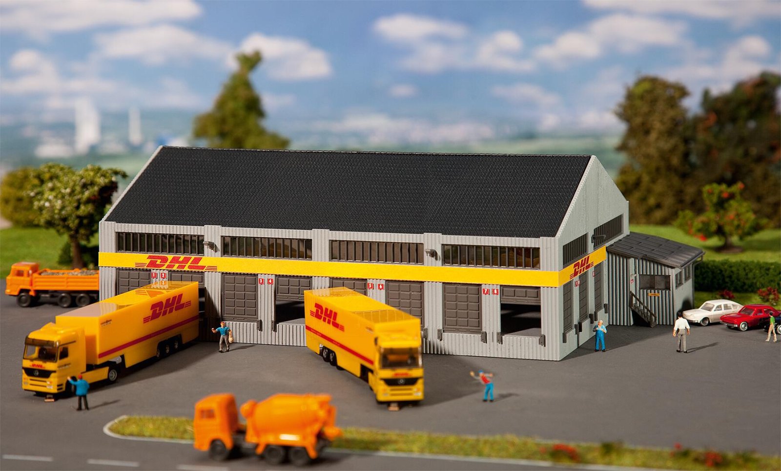 Logistik-Zentrum Dhl Mit Figuren